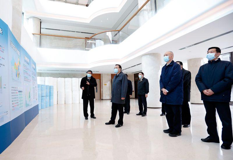 <b>李克强考察口罩等医疗防控物资生产供应保障情</b>